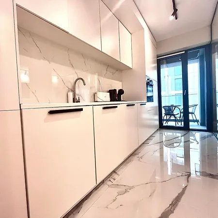 Lejlighed Flh Golden Elegance - Balcony, Garage & King Bed Close To Therme And Airport