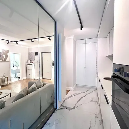 Flh Golden Elegance - Balcony, Garage & King Bed Close To Therme And Airport Bukarest