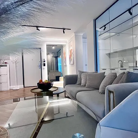 Flh Golden Elegance - Balcony, Garage & King Bed Close To Therme And Airport