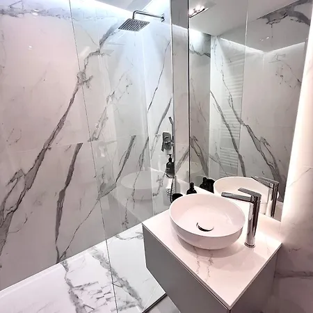 Flh Golden Elegance - Balcony, Garage & King Bed Close To Therme And Airport *