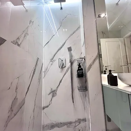 Flh Golden Elegance - Balcony, Garage & King Bed Close To Therme And Airport Bukarest