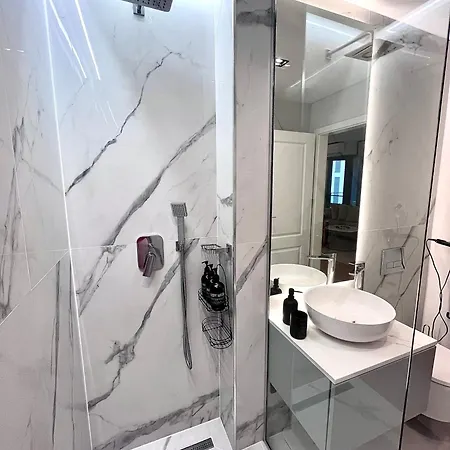 Lejlighed Flh Golden Elegance - Balcony, Garage & King Bed Close To Therme And Airport