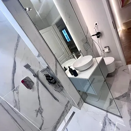 Flh Golden Elegance - Balcony, Garage & King Bed Close To Therme And Airport Lejlighed *