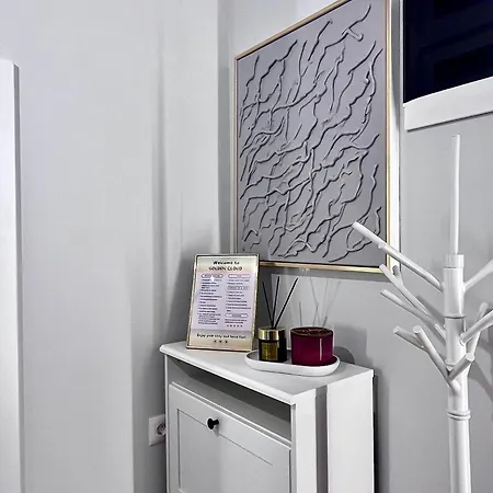 Flh Golden Elegance - Balcony, Garage & King Bed Close To Therme And Airport Apartament