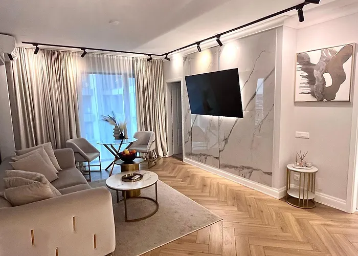 Flh Golden Elegance - Balcony, Garage & King Bed Close To Therme And Airport Appartement Boekarest
