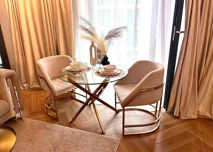 Flh Golden Elegance - Balcony, Garage & King Bed Close To Therme And Airport Boekarest