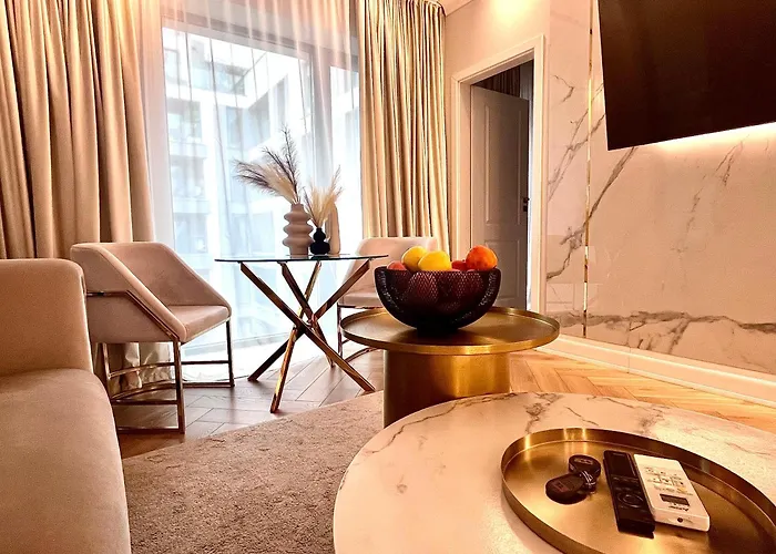 Appartement Flh Golden Elegance - Balcony, Garage & King Bed Close To Therme And Airport *