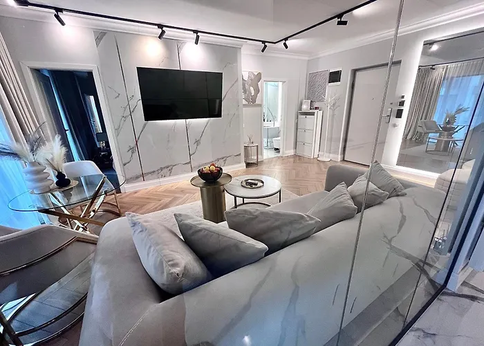 Flh Golden Elegance - Balcony, Garage & King Bed Close To Therme And Airport Appartement Boekarest