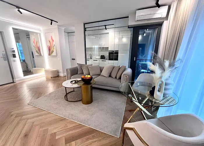 Flh Golden Elegance - Balcony, Garage & King Bed Close To Therme And Airport Appartement Boekarest