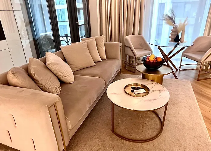 Appartement Flh Golden Elegance - Balcony, Garage & King Bed Close To Therme And Airport Boekarest